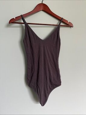 Aritzia Talula Ribbed V-Neck Bodysuit - Dark grey/Plum - Size S